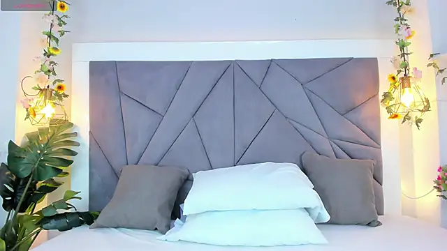 KiarhaTrixie online show from 18, 12, 2025