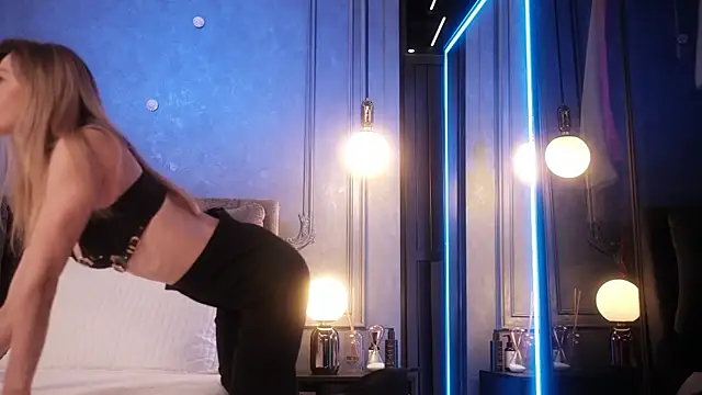 Rikka Moore online show from 25, 10, 2025