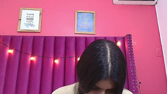 littlee emilyy  online show from 23, 1, 2025