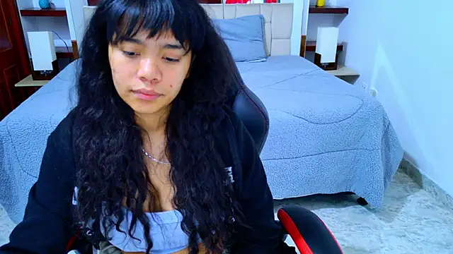 laureentt  online show from 8, 11, 2025