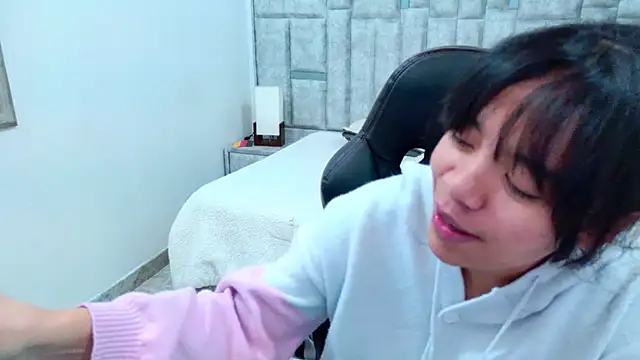 Snapshot of laureentt_ chatting on 23, 7, 2026 laureentt online show from 23, 7, 2026
