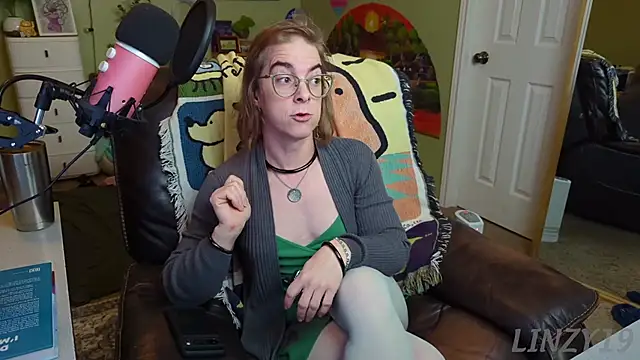 Snapshot of Linzy_19 chatting on 4, 3, 2025 Linzy 19 online show from 4, 3, 2025