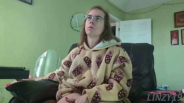 Snapshot of Linzy_19 chatting on 9, 11, 2025 Linzy 19 online show from 9, 11, 2025