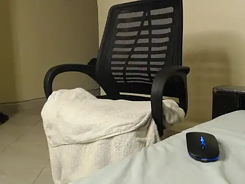 Snapshot of CurvyGlass chatting on 3, 1, 2025 CurvyGlass online show from 3, 1, 2025