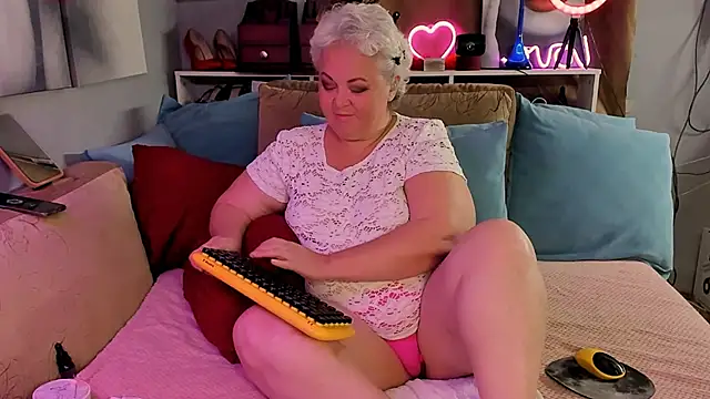 Snapshot of ShannaKingson chatting on 5, 8, 2026 ShannaKingson online show from 5, 8, 2026