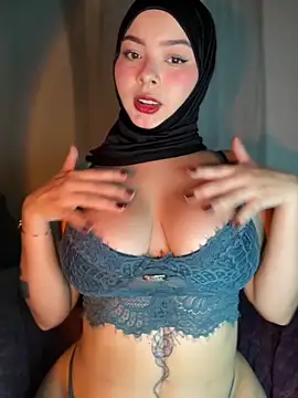 Snapshot of aneesa_darzi chatting on 18, 10, 2025 aneesa darzi online show from 18, 10, 2025