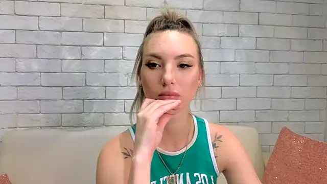 Snapshot of MiaMinx chatting on 7, 2, 2025 MiaMinx online show from 7, 2, 2025