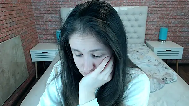 Holliy Cooper online show from 28, 11, 2025