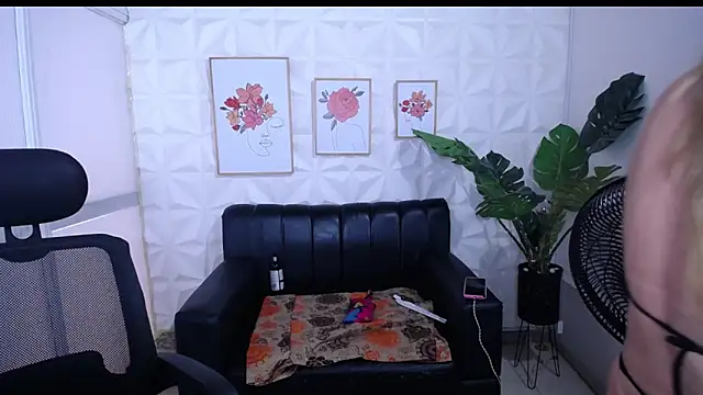 Valentinaa mature online show from 16, 1, 2026