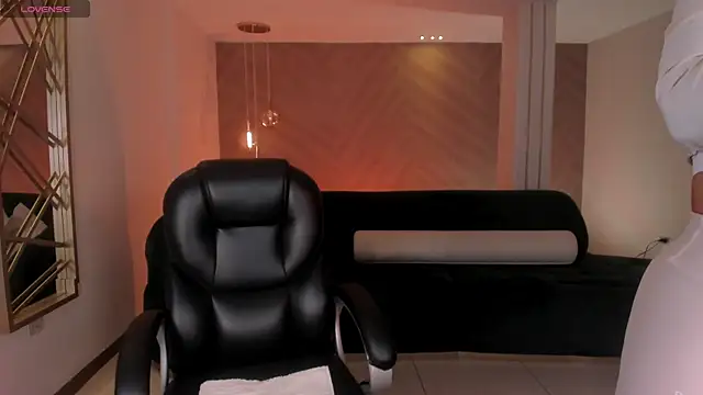 LizzHamilton   online show from 20, 11, 2025