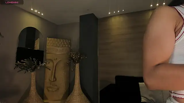 LizzHamilton   online show from 19, 12, 2025