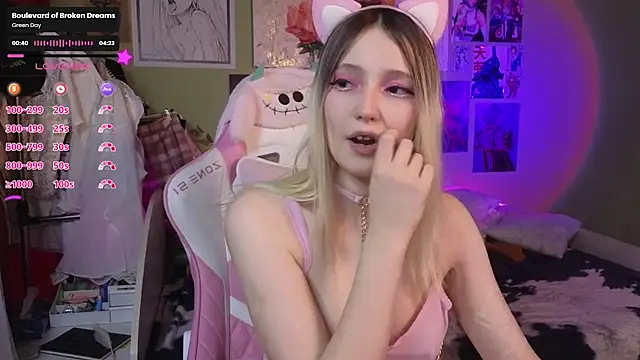 Snapshot of Evie_Ro chatting on 18, 2, 2025 Evie Ro online show from 18, 2, 2025