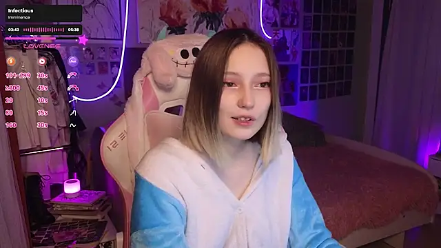Snapshot of Evie_Ro chatting on 24, 9, 2025 Evie Ro online show from 24, 9, 2025